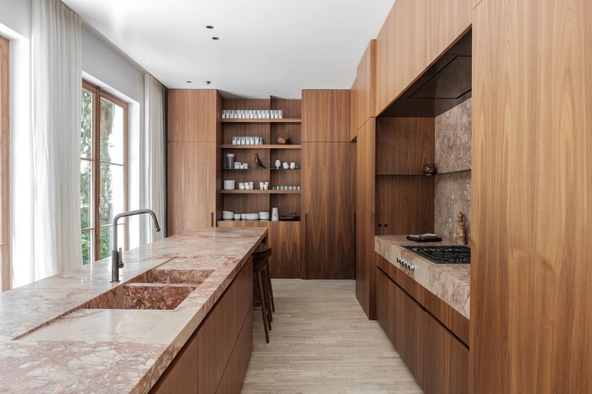 Cocina a medida con frentes claros, hornos empotrados y desayunador