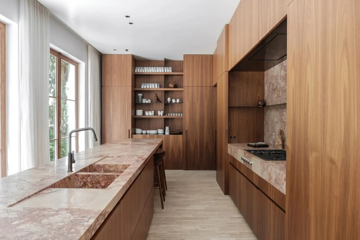 Cocina a medida con frentes claros, hornos empotrados y desayunador