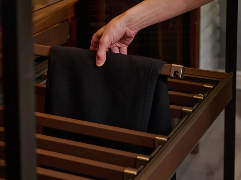 Pantalonero extraíble en interior de placard a medida