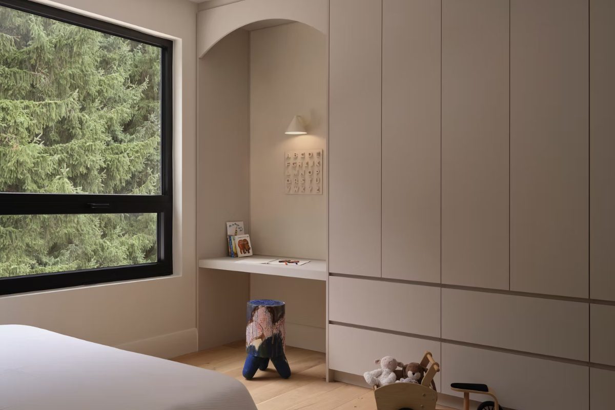 Placard a medida con nicho de escritorio integrado en dormitorio