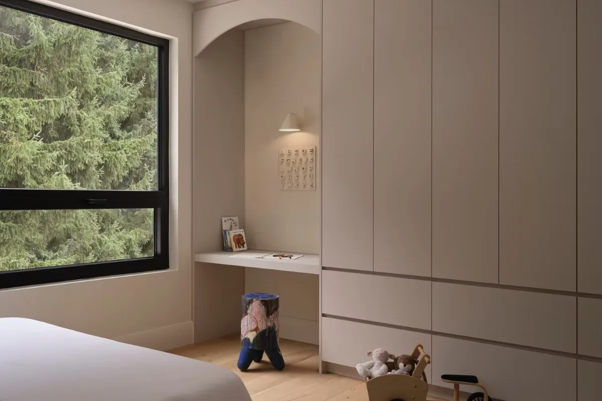 Placard a medida con nicho de escritorio integrado en dormitorio
