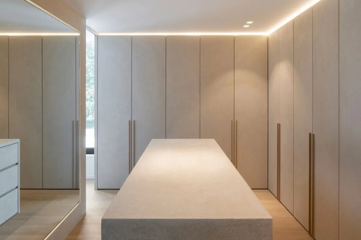 Vestidor con isla central, espejo de piso y luz perimetral