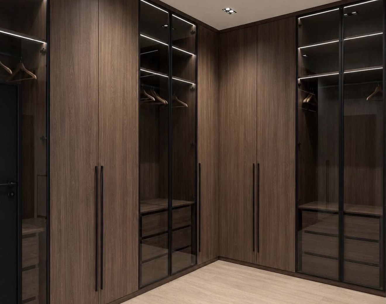 Vestidor a medida en L con frentes vidriados e iluminación interior
